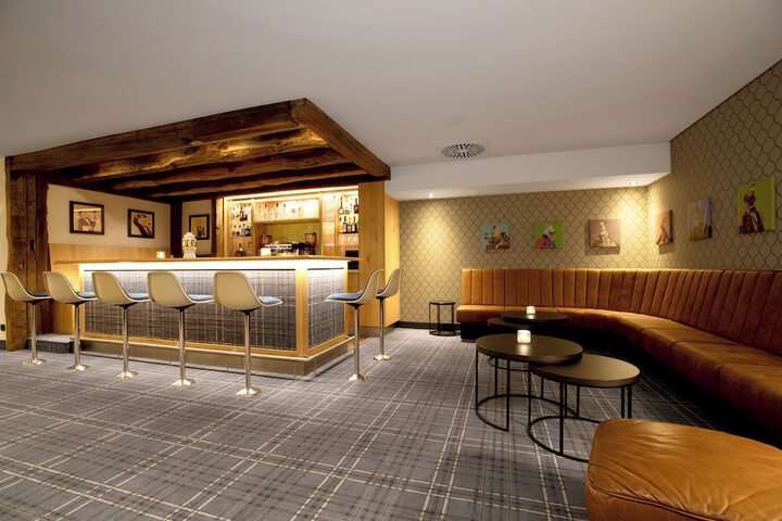 Lounge 16 of 23