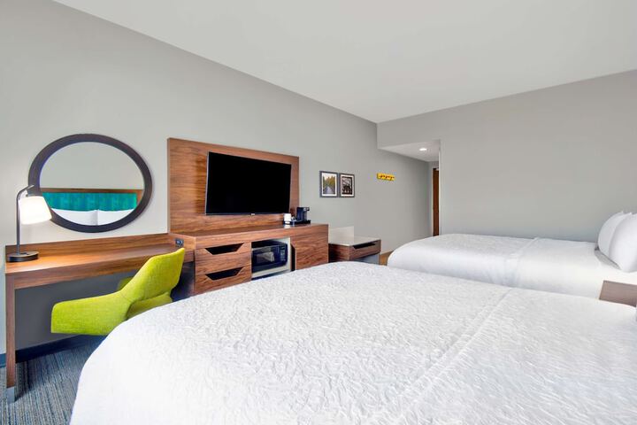 2 Queen Beds (6 of 9)