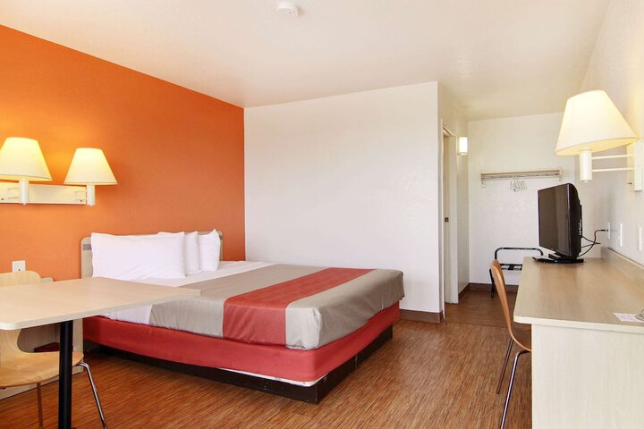 Room 7 of 32