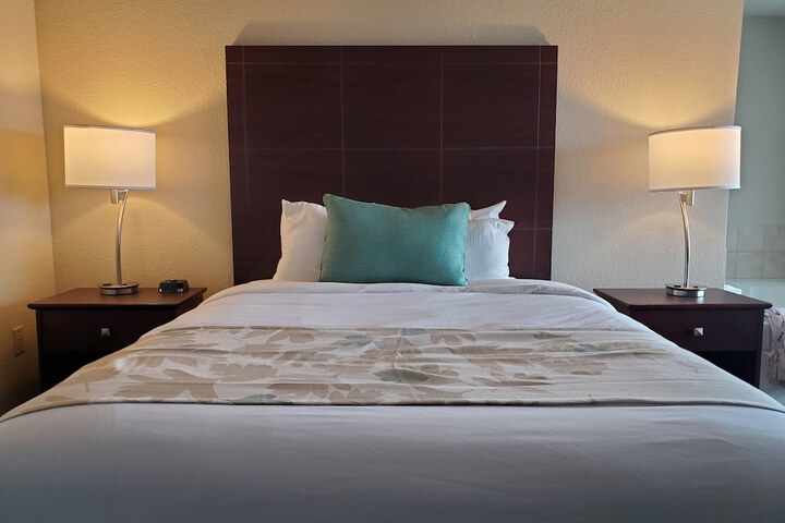 2 Queen Beds (4 of 11)