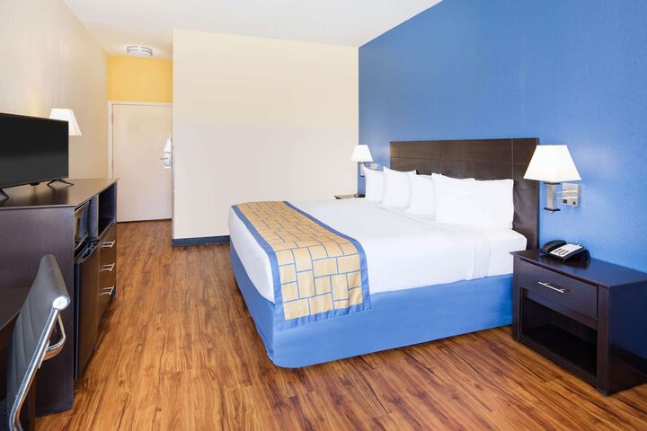 1 King Bed (2 of 13)