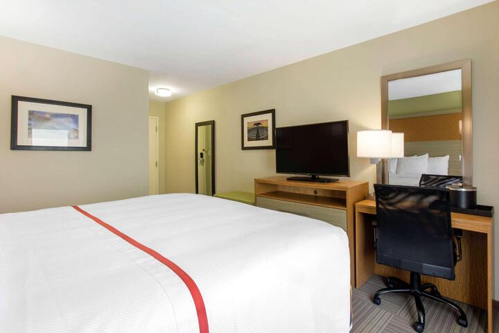 1 King Bed (6 of 10)