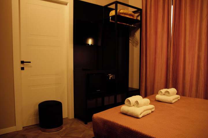 Room 28 of 183