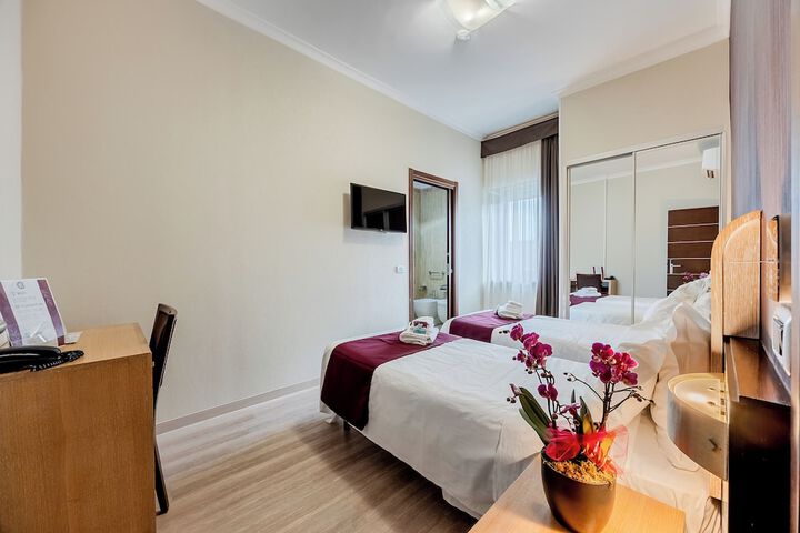 Room 7 of 25