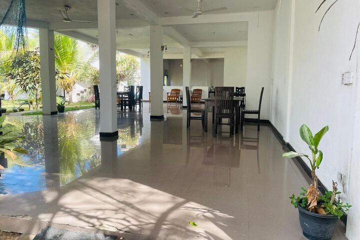 Dining 25 of 34