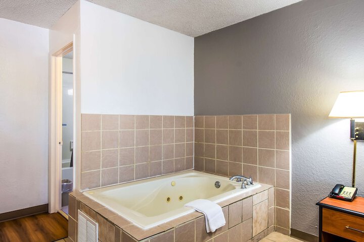 Deep soaking bathtub