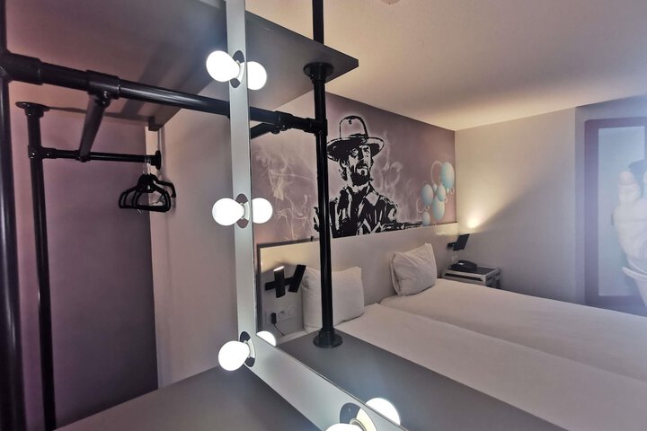 Room 6 of 42