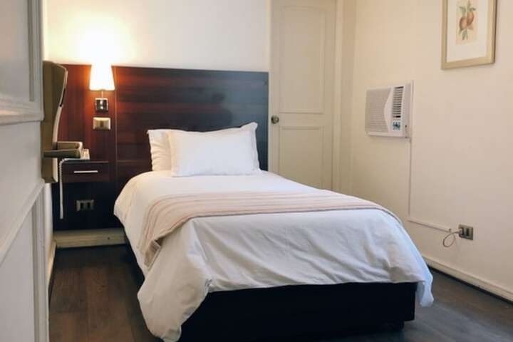 Room 10 of 28
