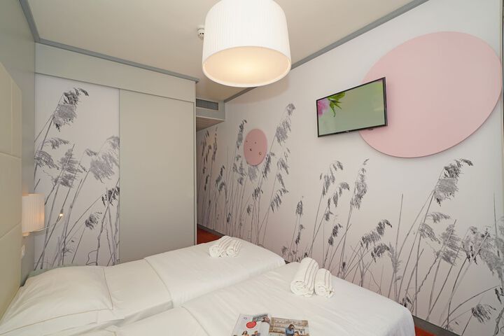 Room 10 of 68