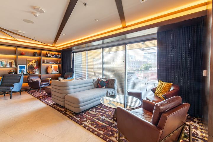 Lobby lounge