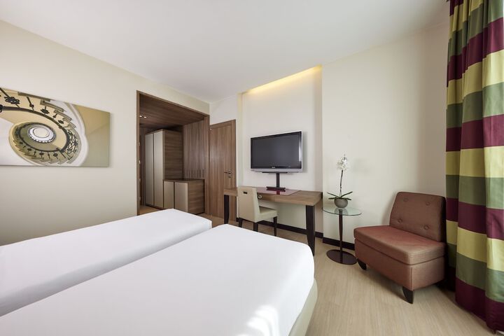 Room 8 of 33