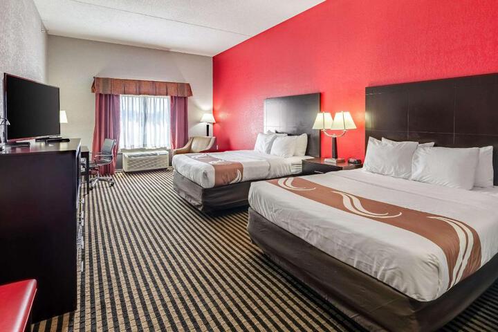 2 Queen Beds (5 of 6)