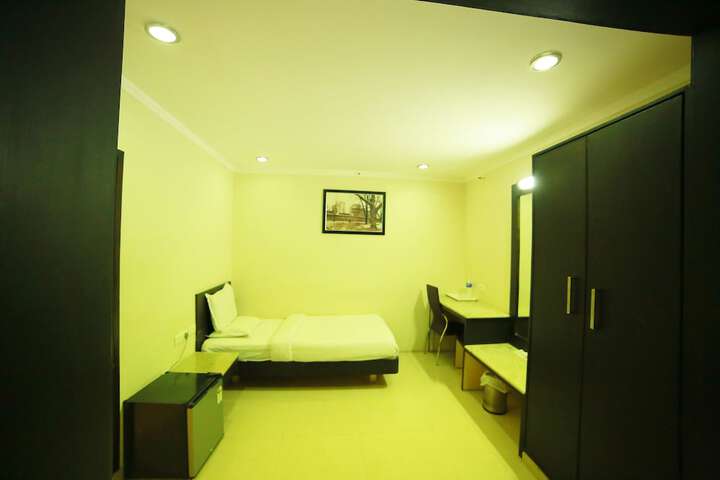 Room 11 of 28