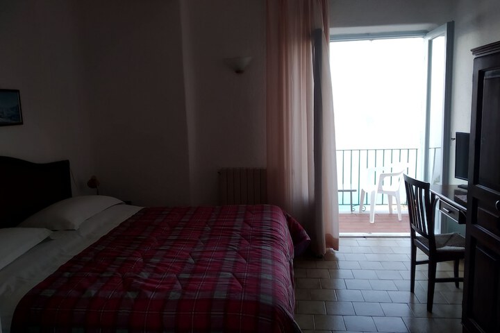 Room 4 of 25
