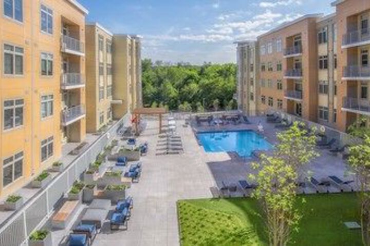 Hotel Exterior 8 of 40