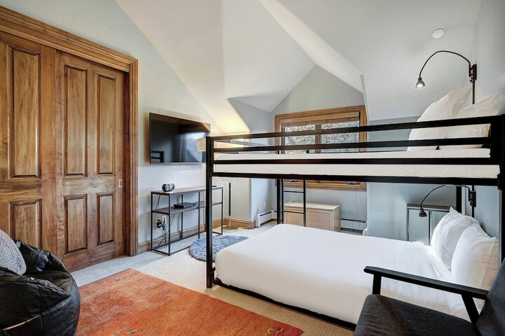 Room 83 of 493
