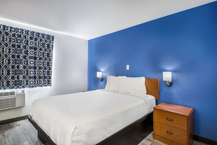 1 Queen Bed (6 of 6)