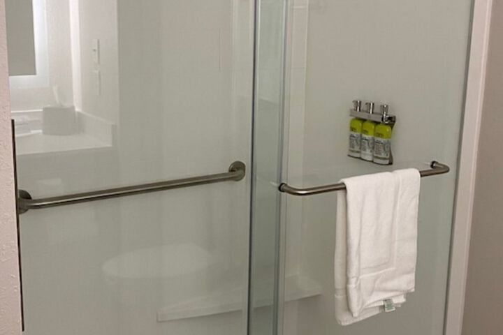 Deep soaking bathtub