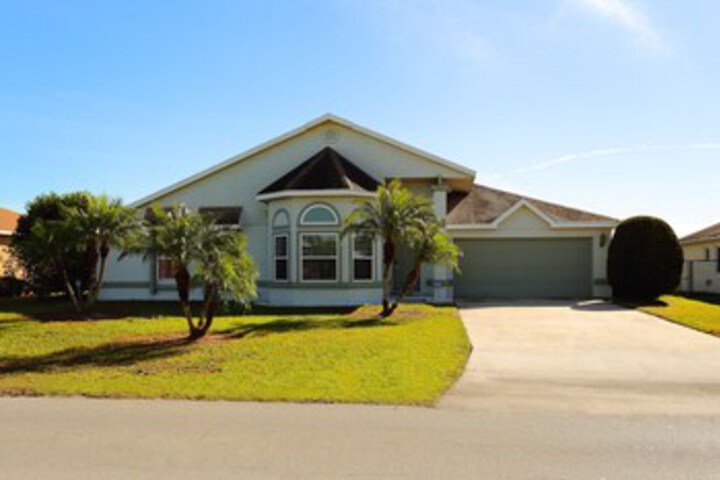 Rainbows End 3 Bedrooms Lake Views in Kissimmee, FL