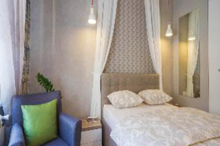 Room 8 of 10