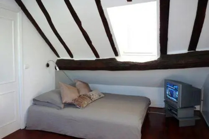 Room 2 of 10