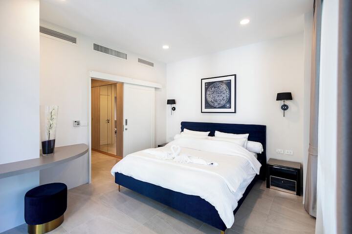 Room 27 of 213