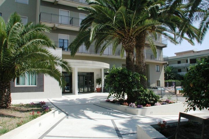 Hotel Exterior 15 of 16
