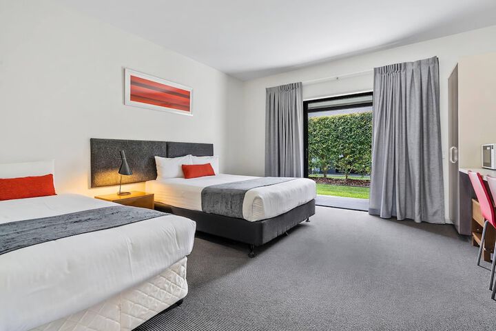 Room 32 of 77