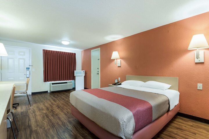 1 Queen Bed Micfridge (2 of 5)