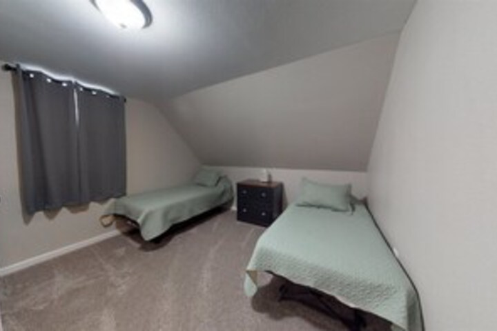 Room 25 of 28