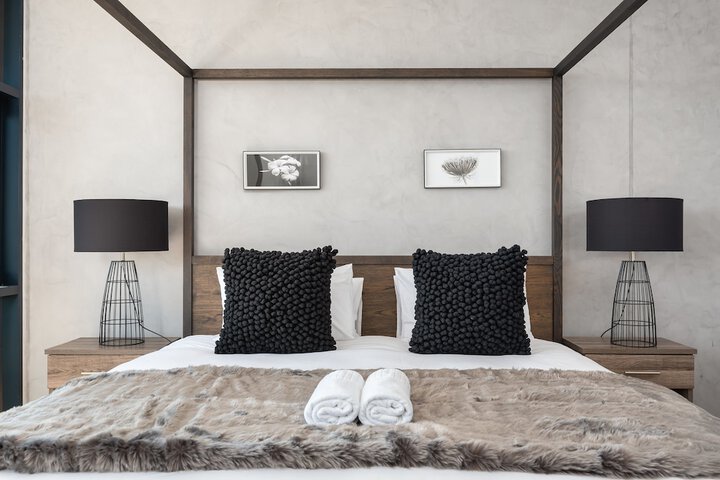 Room 6 of 32