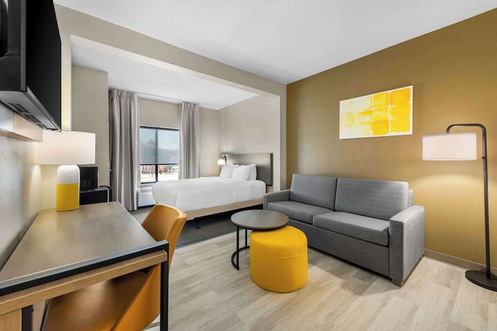 Suite Queen Bed Accessible (4 of 15)