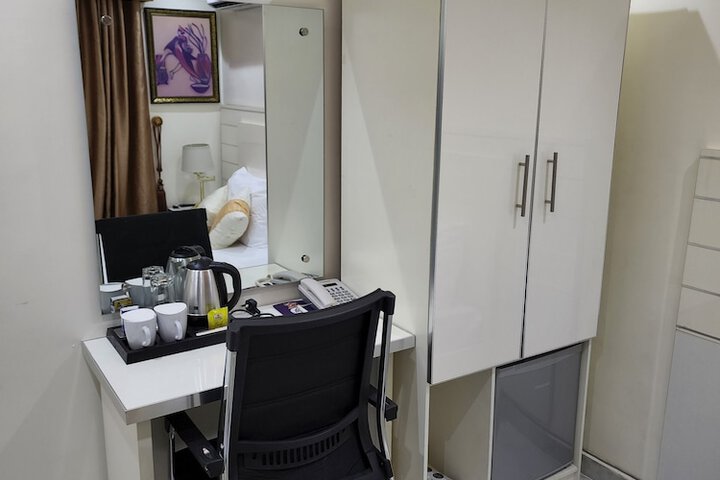 Room 6 of 18