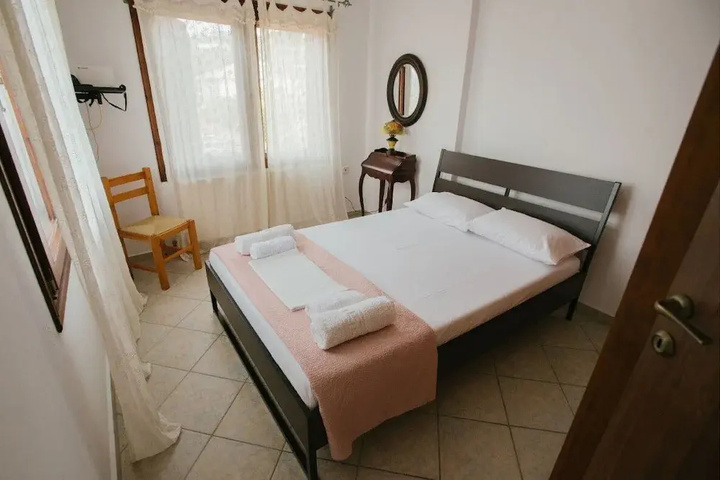 Room 6 of 18