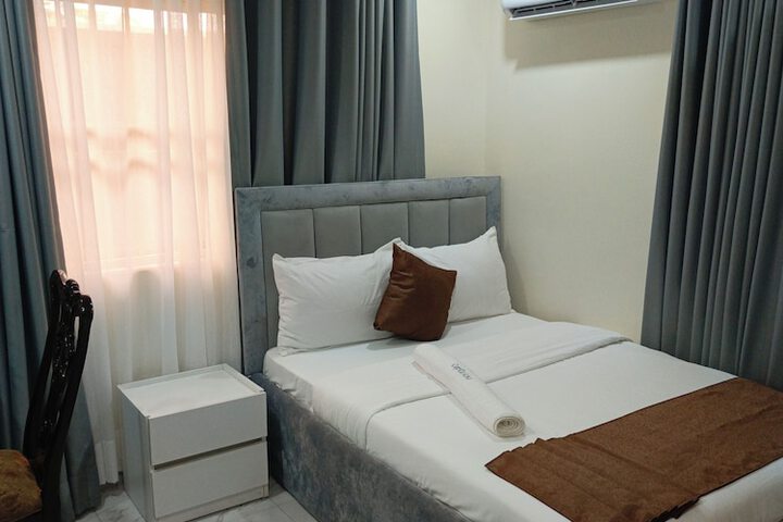 Room 3 of 77