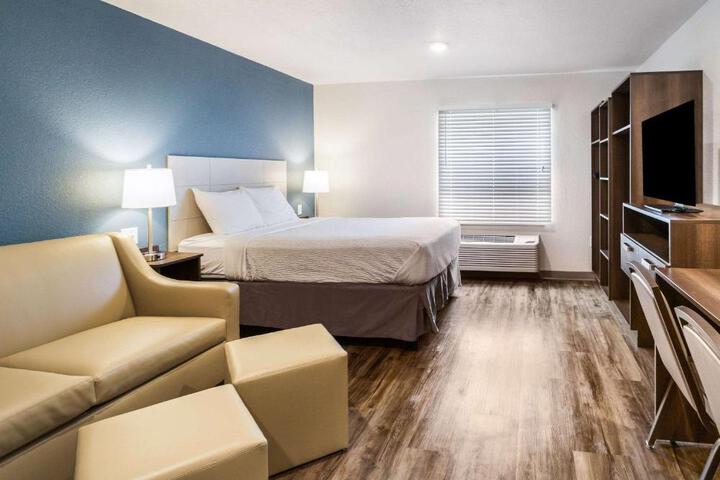 1 Queen Bed Accessible (22 of 24)