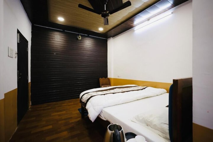 Room 13 of 32