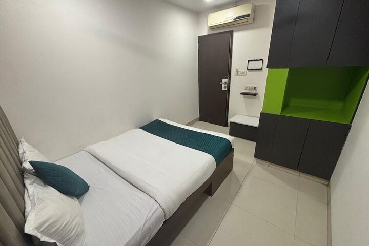 Room 17 of 27