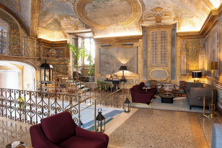Lounge 41 of 51