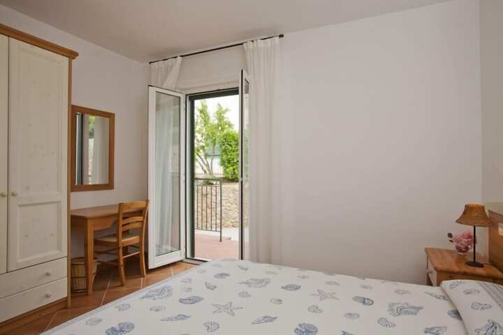 Room 6 of 32
