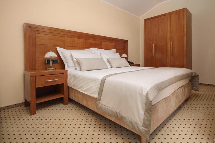 Room 4 of 19