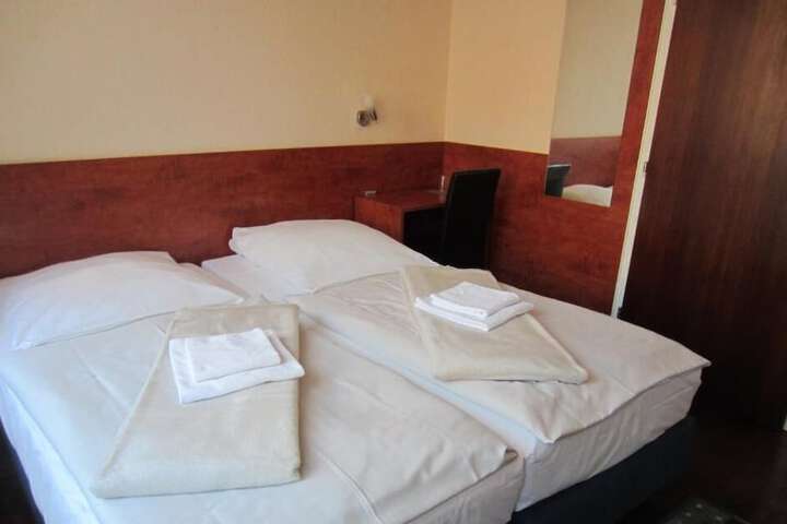 Room 16 of 38