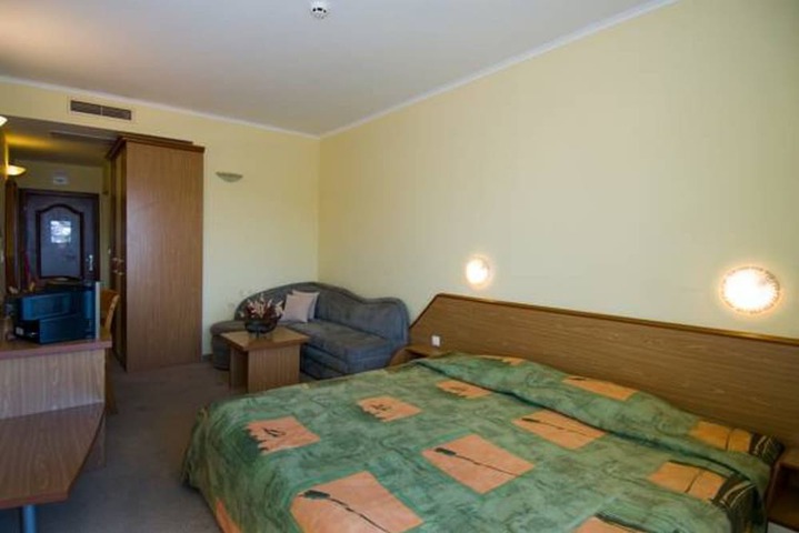 Room 9 of 33