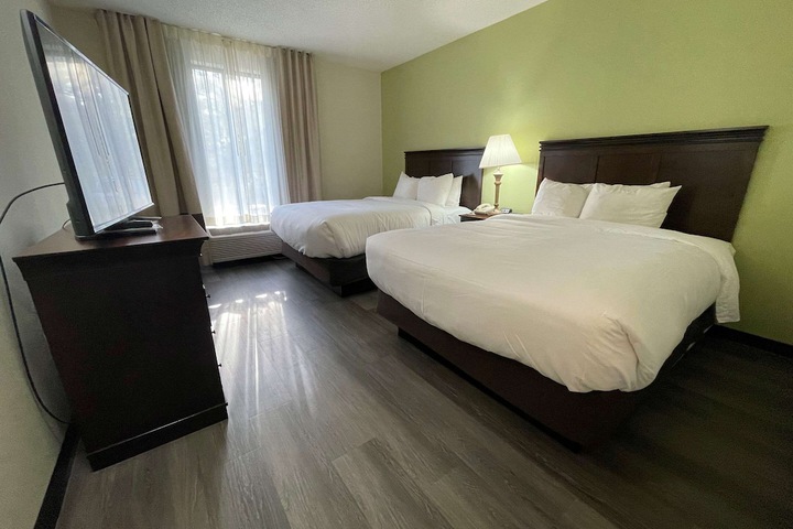 1 Queen Bed Accessible (45 of 46)