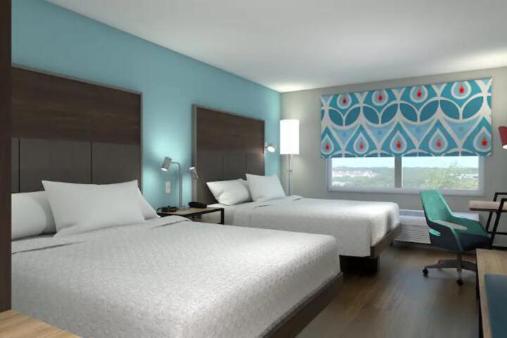 2 Queen Beds (2 of 3)