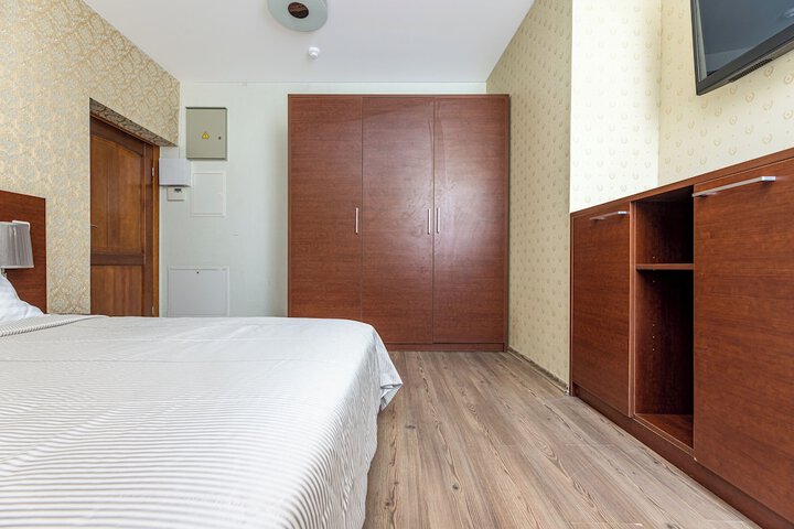 Room 35 of 214