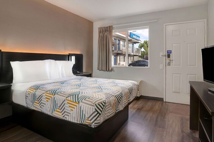 1 Queen Bed Refrigerator (11 of 13)