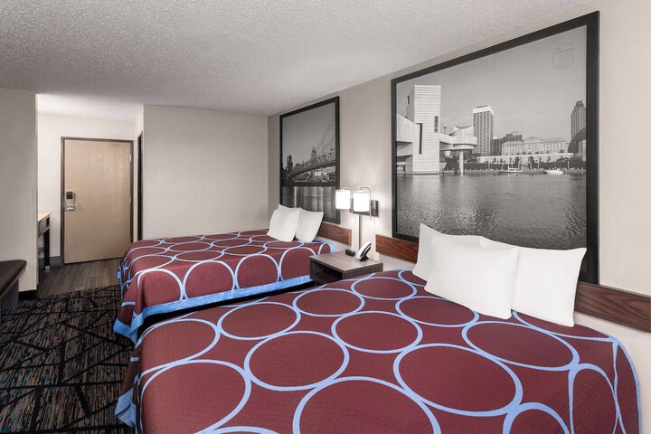 1 Queen Bed (8 of 17)