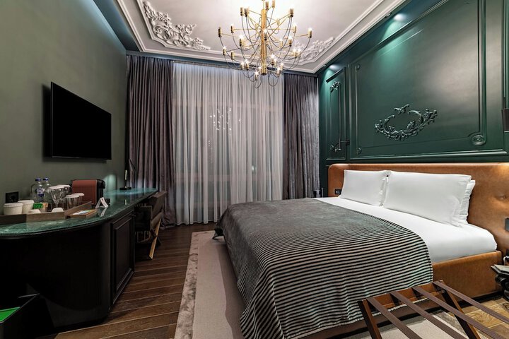 Room 34 of 100