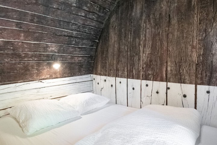 Room 4 of 99